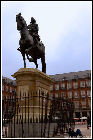 Statue in the Plaza Mayor Statue in the Plaza Mayor